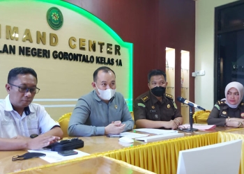 Konferensi Pers yang dilaksanakan Kejaksaan Tinggi Gorontalo usai pelimpahan berkas perkara dan barang bukti kasus investasi bodong FX Family ke Pengadilan Negeri Gorontalo, Selasa (24/5/2022). (istimewa)