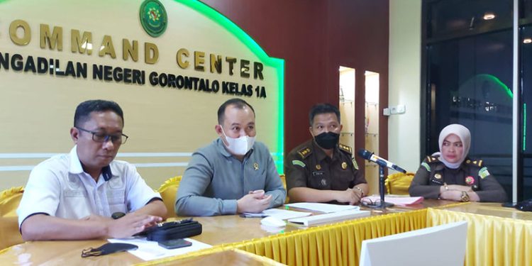 Konferensi Pers yang dilaksanakan Kejaksaan Tinggi Gorontalo usai pelimpahan berkas perkara dan barang bukti kasus investasi bodong FX Family ke Pengadilan Negeri Gorontalo, Selasa (24/5/2022). (istimewa)