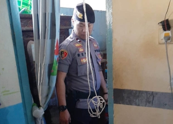 Petugas kepolisian melakukan Olah Tempat Kejadian Perkara (TKP) di lokasi tempat ditemukan korban gantung diri. (istimewa)
