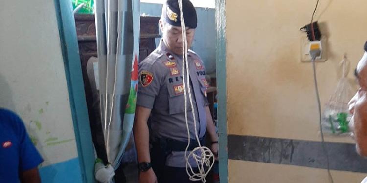Petugas kepolisian melakukan Olah Tempat Kejadian Perkara (TKP) di lokasi tempat ditemukan korban gantung diri. (istimewa)