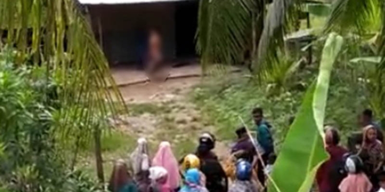 Sejumlah warga memadati lokasi ditemukannya KP dalam keadaan tergantung di depan teras rumahnya di Desa Huidu, Kecamatan Limboto Barat, Kabupaten Gorontalo. (istimewa)