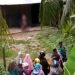 Sejumlah warga memadati lokasi ditemukannya KP dalam keadaan tergantung di depan teras rumahnya di Desa Huidu, Kecamatan Limboto Barat, Kabupaten Gorontalo. (istimewa)
