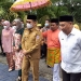 Bupati Bone Bolango Hamim Pou didampingi Ketua TP PKK Lolly Pou Junus saat menerima kunjungan kerja Penjabat Gubernur Gorontalo, Hamka Hendra Noer dengan prosesi adat mopotilolo, Selasa (24/5/2022). (Foto Indra/Gopos)