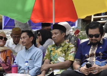 Bupati Gorontalo Nelson Pomalingo terlihat Hadiur dalam pembahasan Silaturahim Nasional (Silatnas) ke-1 Masyarakat Bone Pesisir perantauan di objek wisata Pantai Tihu, Kecamatan Bone Pantai, Kabupaten Bone Bolango,Sabtu (7/5/2022). (Foto: Istimewa)