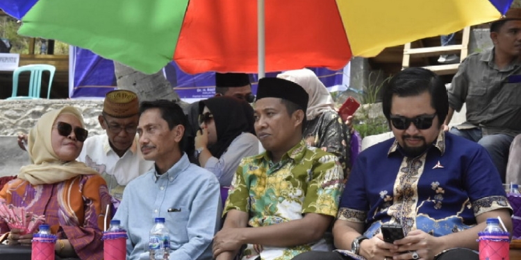 Bupati Gorontalo Nelson Pomalingo terlihat Hadiur dalam pembahasan Silaturahim Nasional (Silatnas) ke-1 Masyarakat Bone Pesisir perantauan di objek wisata Pantai Tihu, Kecamatan Bone Pantai, Kabupaten Bone Bolango,Sabtu (7/5/2022). (Foto: Istimewa)