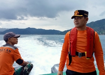 Kepala Kantor Basarnas Gorontalo, I Made Junetra saat memantau tempat-tempat wisata di wilayah Kota Gorontalo, dan Kabupaten Bone Bolango menggunakan kapal, Sabtu (7/5/2022). Foto : Sari/gopos