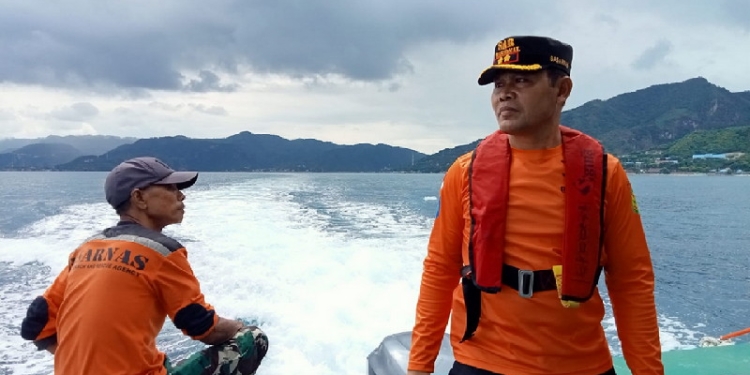 Kepala Kantor Basarnas Gorontalo, I Made Junetra saat memantau tempat-tempat wisata di wilayah Kota Gorontalo, dan Kabupaten Bone Bolango menggunakan kapal, Sabtu (7/5/2022). Foto : Sari/gopos