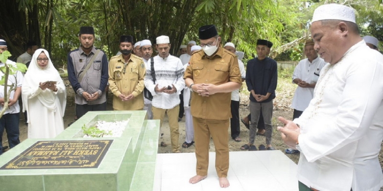 Wali Kota Gorontalo, Marten Taha mengunjungi makam Syech Ali Rahman, Selasa (10/5/2022). (Foto: Humas Pemkot)