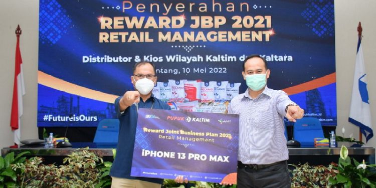 PKT Beri Reward kepada Distributor dan Kios Wilayah Kaltim Kaltara, Penghargaan diserahkan Manajemen PKT kepada para penerima di Kantor Pusat PKT, Selasa (10/5/2022).