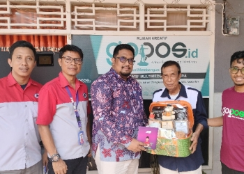 Manajemen JNE Cabang Gorontalo berpose bersama crew gopos.id saat mengunjungi kantor gopos.id. (putra/gopos)