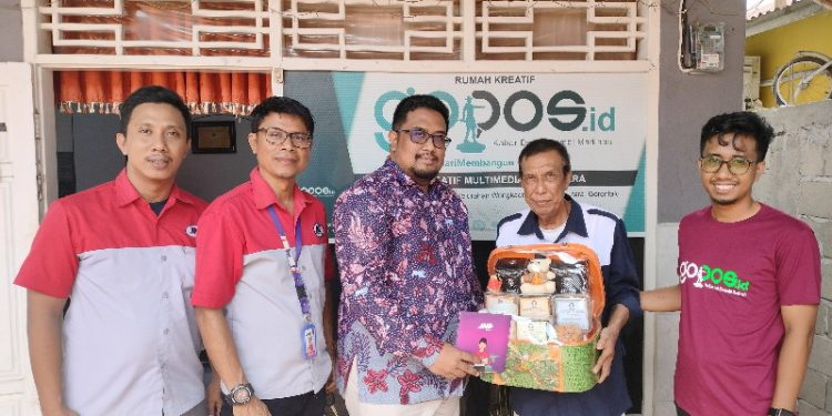 Manajemen JNE Cabang Gorontalo berpose bersama crew gopos.id saat mengunjungi kantor gopos.id. (putra/gopos)