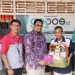 Manajemen JNE Cabang Gorontalo berpose bersama crew gopos.id saat mengunjungi kantor gopos.id. (putra/gopos)