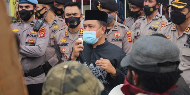 Foto : Sekretaris Dewan Kota Gorontalo, NR monoarfa ketika menemui masa aksi yang menggelar demo di Depan kantor DPRD Kota Gorontalo.( Foto Ezhi Humas)