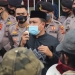 Foto : Sekretaris Dewan Kota Gorontalo, NR monoarfa ketika menemui masa aksi yang menggelar demo di Depan kantor DPRD Kota Gorontalo.( Foto Ezhi Humas)