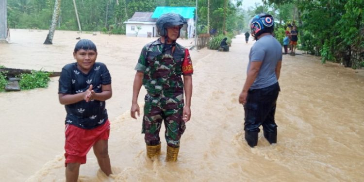 Diguyur hujan deras sejak pukul 11.00 Wita, membuat sejumlah desa di Kecamatan Atinggola dan Gentuma Raya, Kabupaten Gorontalo Utara, terendam banjir, Sabtu (14/5/2022).