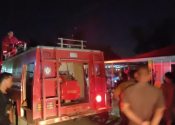 Ditinggal sang pemilik rumah saat memasak nasi, satu unit rumah di Desa Tenggela, Kecamatan Tilango, Kabupaten Gorontalo nyaris ludes dilalap api. 1 unit Damkar Kabupaten Gorontalo dan 12 personil dikerahkan dalam kejadian kebakaran ini, Ahad (15/5/3022).
