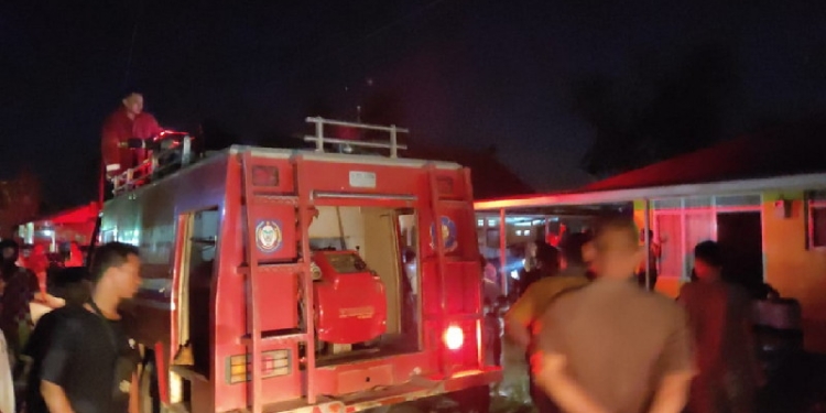 Ditinggal sang pemilik rumah saat memasak nasi, satu unit rumah di Desa Tenggela, Kecamatan Tilango, Kabupaten Gorontalo nyaris ludes dilalap api. 1 unit Damkar Kabupaten Gorontalo dan 12 personil dikerahkan dalam kejadian kebakaran ini, Ahad (15/5/3022).