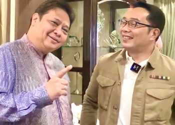 Ridwan Kamil saat bertemu dengan Airlangga di rumah dinas Menteri Koordinator Bidang Perekonomian, di Kompleks Menteri Widya Chandra, Jakarta Selatan, Minggu (15/5).