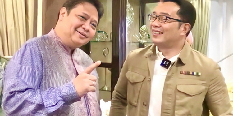 Ridwan Kamil saat bertemu dengan Airlangga di rumah dinas Menteri Koordinator Bidang Perekonomian, di Kompleks Menteri Widya Chandra, Jakarta Selatan, Minggu (15/5).