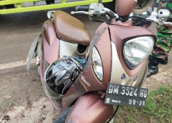 Suami Istri mengendarai sepeda motor berboncengan di Kecamatan Tibawa, Kabupaten Gorontalo mengalami kecelakaan lalu lintas. Akibat kejadian tersebut sang istri menjadi korban meninggal dunia sekitar pukul 06:30 WITA, Selasa (17/5/2022).