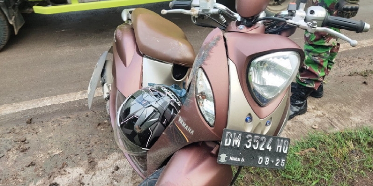 Suami Istri mengendarai sepeda motor berboncengan di Kecamatan Tibawa, Kabupaten Gorontalo mengalami kecelakaan lalu lintas. Akibat kejadian tersebut sang istri menjadi korban meninggal dunia sekitar pukul 06:30 WITA, Selasa (17/5/2022).