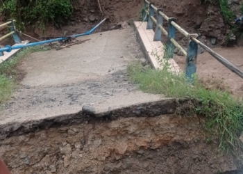 Jembatan Bulota yang menghubungkan Desa Malahu dan Desa Bulota, Kecamatan Limboto, Kabupaten Gorontalo akhirnya ambruk total.
