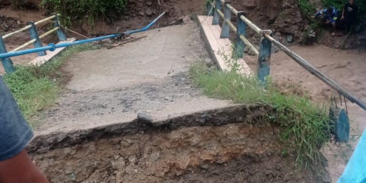 Jembatan Bulota yang menghubungkan Desa Malahu dan Desa Bulota, Kecamatan Limboto, Kabupaten Gorontalo akhirnya ambruk total.