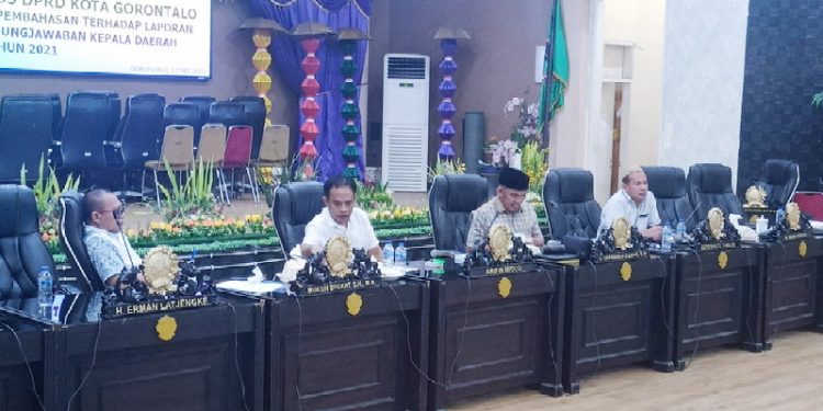 Foto : Tim Pansus LKPJ DPRD Kota Gorontalo, ketika melaksanakan rapat pembahasan tahap dua, bersama Pemerintah Kota Gorontalo, Selasa (17/5/2022)