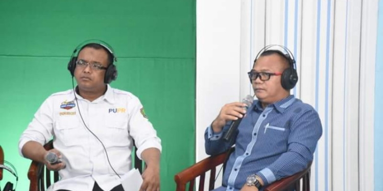 Foto : Anggota DPRD Kota Gorontalo, Mucksin Brekat, ketika menghadiri Podcast Pro Aspirasi Yang di salah satu stasiun radio yang ada di Kota Gorontalo.(Foto/Arif Mutaqin/ Humas)