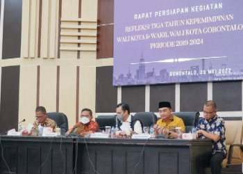 FOTO : Ketua DPRD Kota Gorontalo, Hardi Sidiki, didampingi Sekwan NR Monoarfa, saat menghadiri kegiatan rapat persiapan kegiatan Refleksi tiga tahun kepemimpinan Walikota dan Wakil Walikota Gorontalo, periode 2019-2024.(Foto Humas)