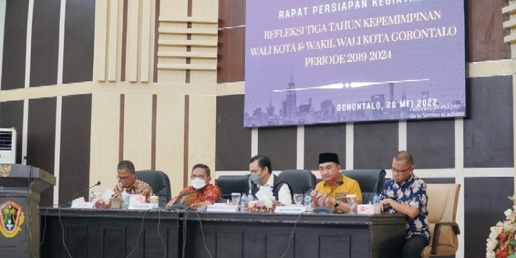 FOTO : Ketua DPRD Kota Gorontalo, Hardi Sidiki, didampingi Sekwan NR Monoarfa, saat menghadiri kegiatan rapat persiapan kegiatan Refleksi tiga tahun kepemimpinan Walikota dan Wakil Walikota Gorontalo, periode 2019-2024.(Foto Humas)