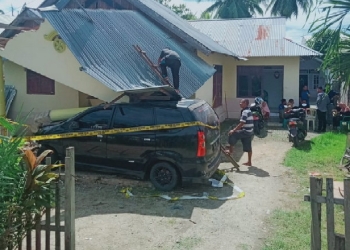 Foto : Sebua mobil Xenia menghantam teras rumah warga di Kecamatan Dungingi, Kota Gorontalo, Senin (23/5/2022).