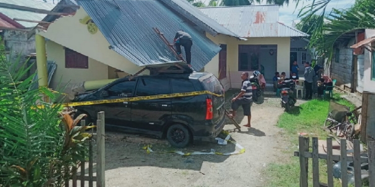 Foto : Sebua mobil Xenia menghantam teras rumah warga di Kecamatan Dungingi, Kota Gorontalo, Senin (23/5/2022).