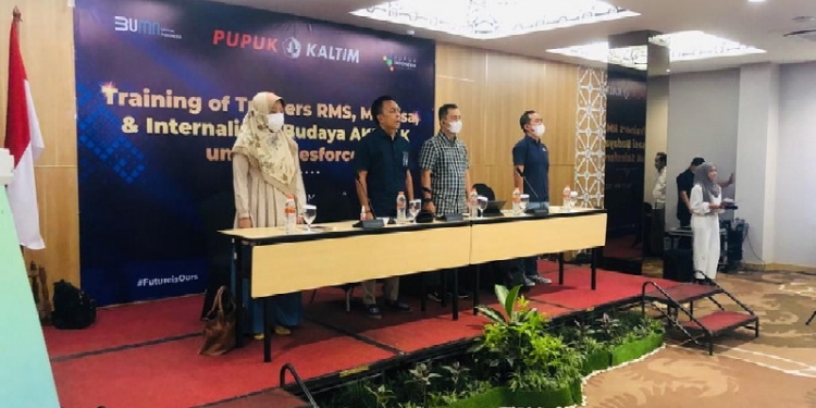 Tingkatkan kompetensi tenaga pemasar dan jaringan ritel, PT Pupuk Kalimantan Timur (PKT) menggelar Training of Trainers (ToT) Retail Management System (RMS), Markisa dan Internalisasi Budaya AKHLAK. Kegiatan berlangsung di ballroom KHAS Tugu Hotel Yogyakarta selama tiga hari, 16-18 Mei 2022.