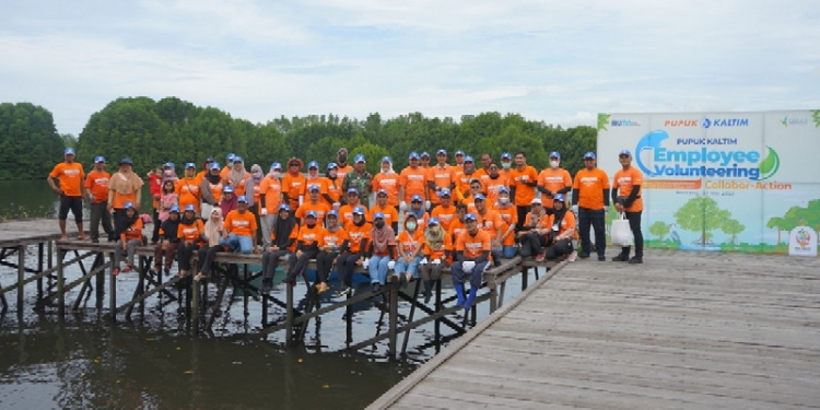 Peringati Hari Keanekaragaman Hayati Sedunia, PKT Tanam 1.500 Bibit Mangrove di Perairan Bontang, Penanaman berlangsung di area konservasi mangrove Telok Bangko, Kelurahan Loktuan Bontang Utara, Minggu (22/5/2022).