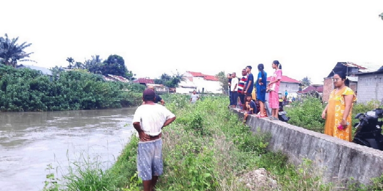 Sejumlah masyarakat yang ikut mencari keberadaan remaja 12 tahun yang hanyut saat mandi di sungai Bolango.  (Foto: Istimewa)