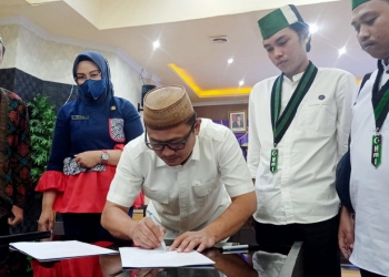 Foto : Komisi C Dewan Perwakilan Rakyat Daerah (DPRD) Kota Gorontalo, melaksanakan Rapat Dengar Pendapat (RDP) bersama Pemerinta Kota Gorontalo dan  mahasiswa yang tergabung dalam organisasi Himpunan Mahasiswa Islam (HMI) Gorontalo, bertempat diruang rapat I DPRD Kota Gorontalo.
