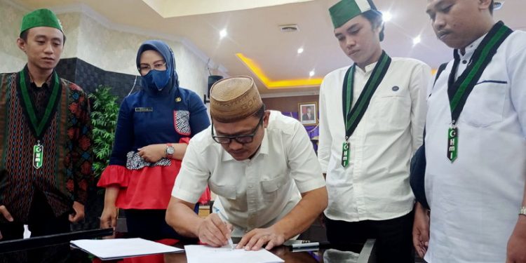 Foto : Komisi C Dewan Perwakilan Rakyat Daerah (DPRD) Kota Gorontalo, melaksanakan Rapat Dengar Pendapat (RDP) bersama Pemerinta Kota Gorontalo dan  mahasiswa yang tergabung dalam organisasi Himpunan Mahasiswa Islam (HMI) Gorontalo, bertempat diruang rapat I DPRD Kota Gorontalo.