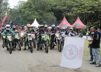 Ratusan pembalap dari berbagai daerah menjalani latihan bersama di Kabupaten Gorontalo

Hal ini terungkap saat kegiatan Event Silaturahmi dan Latihan Bersama SLABER21+ Jelajah Puncak Daenaa Bionga Sabtu 28 Mei 2022 di Bumi Perkemahan Bongohulawa, Sabtu (28/5/2022). (Foto: Istimewa)