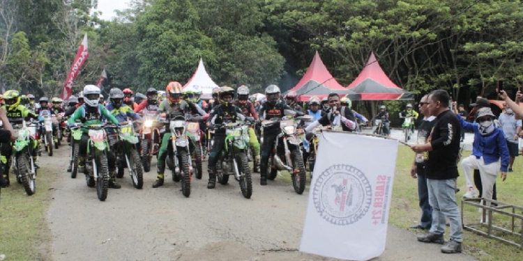 Ratusan pembalap dari berbagai daerah menjalani latihan bersama di Kabupaten Gorontalo

Hal ini terungkap saat kegiatan Event Silaturahmi dan Latihan Bersama SLABER21+ Jelajah Puncak Daenaa Bionga Sabtu 28 Mei 2022 di Bumi Perkemahan Bongohulawa, Sabtu (28/5/2022). (Foto: Istimewa)
