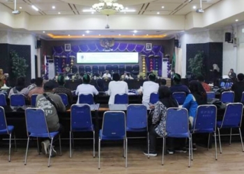 Foto : Komisi C Dewan Perwakilan Rakyat Daerah (DPRD) Kota Gorontalo, melaksanakan Rapat Dengar Pendapat (RDP) bersama Pemerinta Kota Gorontalo dan  mahasiswa yang tergabung dalam organisasi Himpunan Mahasiswa Islam (HMI) Gorontalo, bertempat diruang rapat I DPRD Kota Gorontalo.