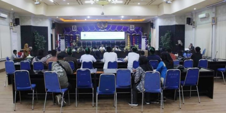 Foto : Komisi C Dewan Perwakilan Rakyat Daerah (DPRD) Kota Gorontalo, melaksanakan Rapat Dengar Pendapat (RDP) bersama Pemerinta Kota Gorontalo dan  mahasiswa yang tergabung dalam organisasi Himpunan Mahasiswa Islam (HMI) Gorontalo, bertempat diruang rapat I DPRD Kota Gorontalo.