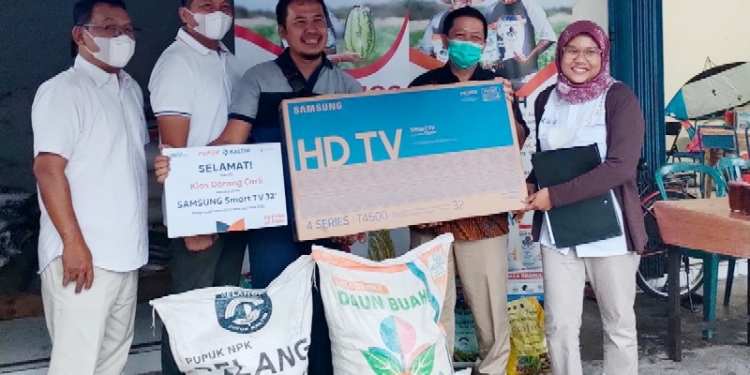 JBP) Retail Management optimal, PT Pupuk Kalimantan Timur (PKT) kembali berikan apresiasi bagi 13 kios di tiga wilayah distribusi PKT. Diantaranya 2 kios di Jawa Timur, 9 kios di Gorontalo dan 2 di Sulawesi Selatan. Penghargaan diserahkan VP Marketing Business Partner Korporasi PKT Jefri Limeisa Putra, Kamis (26/5/2022).