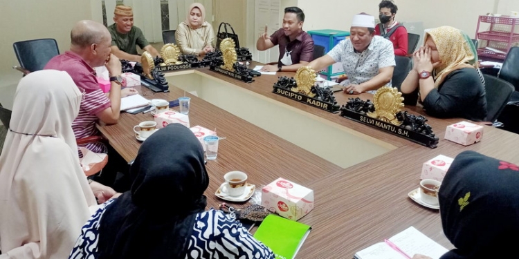 Foto : Komisi B DPRD Kota Gorontalo ketika melaksanakan rapat kerja bersama dinas di Kota Gorontalo.