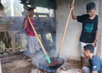 JELANG LEBARAN KETUPAT - Proses pembuatan Dodol di rumah milik Hawariyah M Amir (72) warga Desa Ombulo, Kecamatan Limboto Barat, Kabupaten Gorontalo. (Foto: Putra/Gopos)