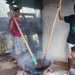 JELANG LEBARAN KETUPAT - Proses pembuatan Dodol di rumah milik Hawariyah M Amir (72) warga Desa Ombulo, Kecamatan Limboto Barat, Kabupaten Gorontalo. (Foto: Putra/Gopos)