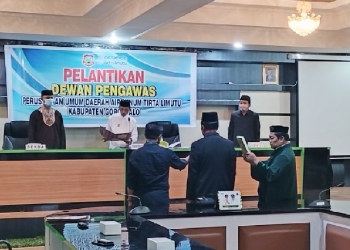 Bupati Gorontalo, Nelson Pomalingo melaksanakan pelantikan Dewan Pengawas (Dewas) Perusahaan Air Minum Daerah (Perumda) Tirta Lumutu Kabupaten Gorontalo dalam hal ini kepada Darwan Usman di Ruang Madani Kabupaten Gorontalo, Jumat (13/5/2022). (Foto: Putra/Gopos)