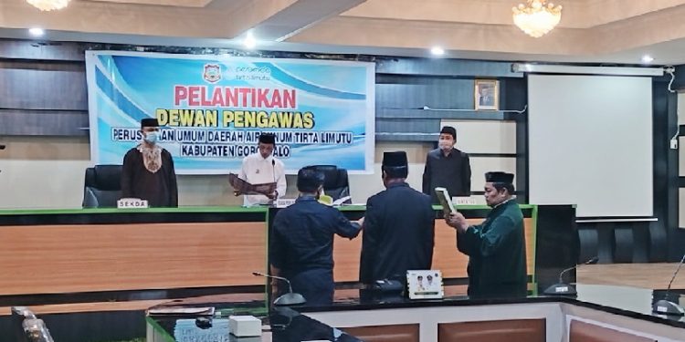 Bupati Gorontalo, Nelson Pomalingo melaksanakan pelantikan Dewan Pengawas (Dewas) Perusahaan Air Minum Daerah (Perumda) Tirta Lumutu Kabupaten Gorontalo dalam hal ini kepada Darwan Usman di Ruang Madani Kabupaten Gorontalo, Jumat (13/5/2022). (Foto: Putra/Gopos)