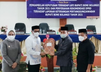 Penyerahan rekomendasi DPRD terhadap LKPJ Bupati Bone Bolango di Ruang sidang DPRD Kabupaten Bone Bolango, Selasa (17/5/2022). (Foto: Putra/Gopos)