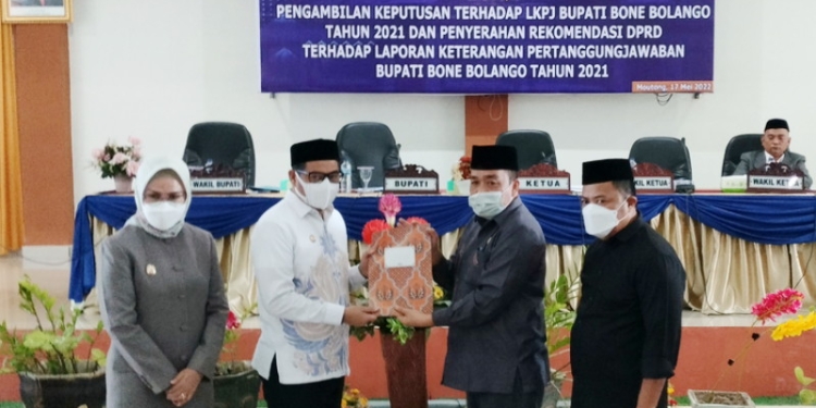 Penyerahan rekomendasi DPRD terhadap LKPJ Bupati Bone Bolango di Ruang sidang DPRD Kabupaten Bone Bolango, Selasa (17/5/2022). (Foto: Putra/Gopos)